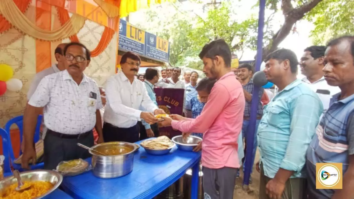 অবসরের দিনটাকে স্মরণীয় করে রাখতে অভিনব উদ্যোগ,ক্ষুধার্ত পথচারীদের হাতে আহার তুলে দিলেন মনোজিৎ মাজী।