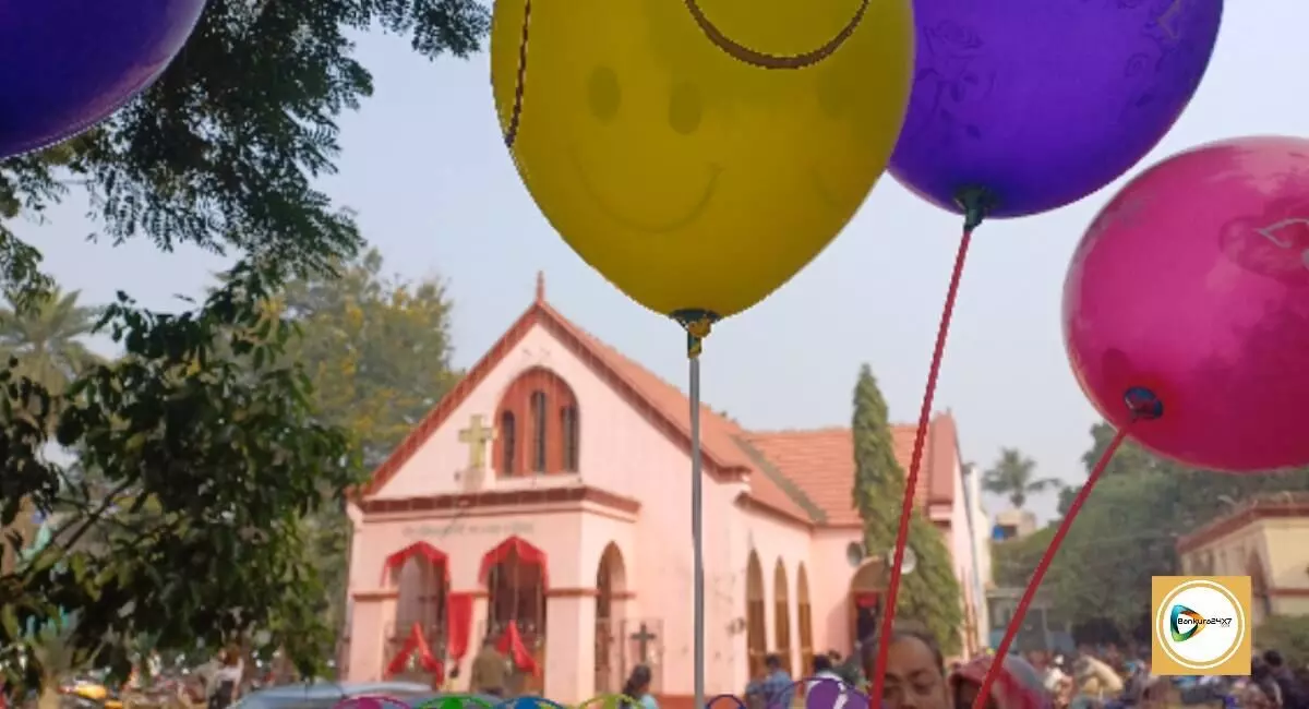 বড়দিনের বিশেষ প্রার্থনা বাঁকুড়া চার্চে,শীতের হিমেল হাওয়ায় উৎসবের আবহ জেলা জুড়ে।