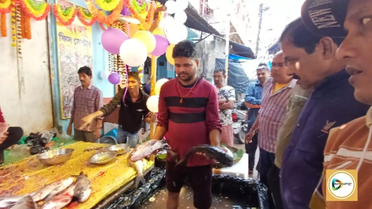 চালানি মাছে অনীহা, পান্তাভাতে বাঁকুড়া জুড়ে দেশী রুই,কাতলার চাহিদা তুঙ্গে।